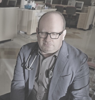 Image of Dr. David Henner treating an sHPT patient with CKD on hemodialysis